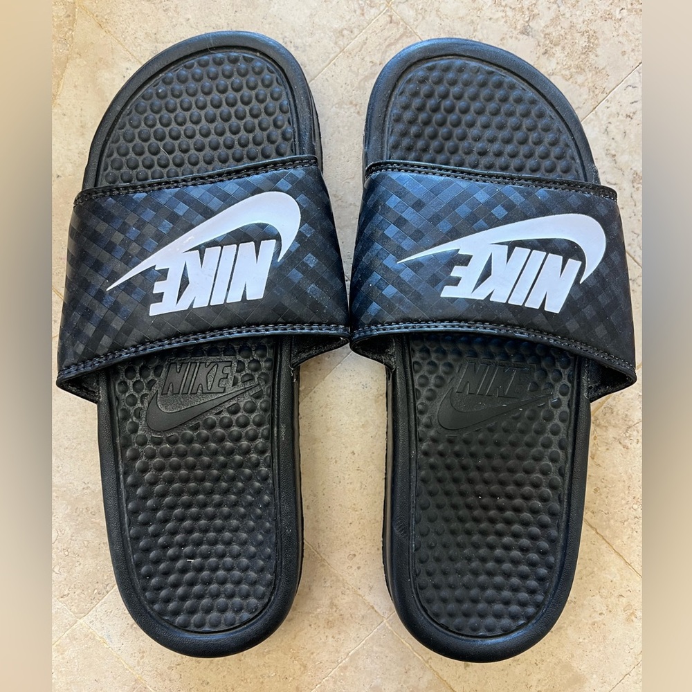 Nike’s women’s slides in size 7